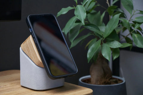 Česká firma Basefound představila nabíječky z betonu a dřeva